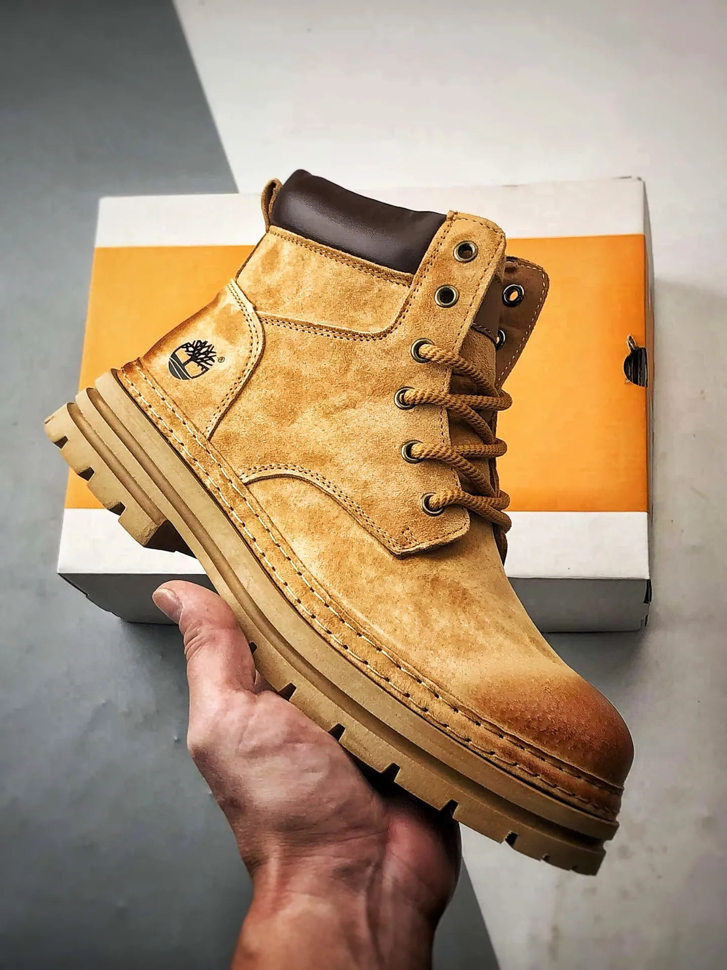 💰440 Timberland Timberland/Timberland 2025 autumn and winter new products Outdoor casual rhubarb boots Guangdong factory quality Original box original packaging Fashion trend matching The fabric is made of Italian 🇮🇹 top-grade frosted fine-grained cowhide with anti-odor and anti-corrosion genuine leather latex insoles. The outsole and hardware are all made from OEM raw materials. The same process as the original Goodyear never opens the glue. Good products do not kill pigs. The quality of the first order is strictly controlled. Exclusively launched on the whole network. The quality is unquestionable. The whole set of official website unified packaging gives you the perfect wearing experience. The quality is exquisite and durable. A must-have for sportsmen. Specially designed to treat those who are not handsome. High-quality and first-class foot feel. Special for cold protection and outdoor use this winter. Casual matching for daily use. Item No.: TB99873 Size: 39 40 41 42 43 44 (leather shoe size)